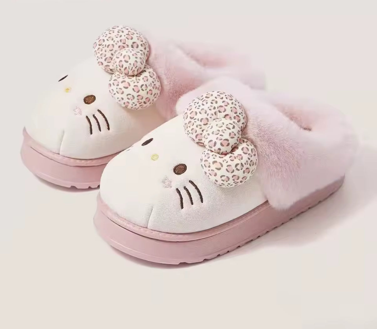 Hello Kitty Hausschuhe 🐱👣 – Kuschelig & Süß für Drinnen und Draußen 💖
